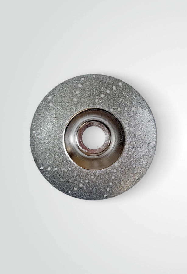 Na zdjęciu widoczny jest diamentowy dysk do fazowania 115 mm, przeznaczony do precyzyjnej obróbki krawędzi gresu, ceramiki, marmuru oraz szkła, montowany na ręcznej szlifierce kątowej.