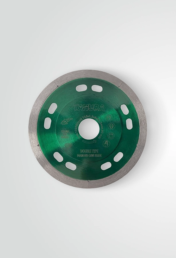 Na zdjęciu widoczna jest ultracienka tarcza diamentowa DOUBLE TYPE 125x1,2 mm, zaprojektowana do precyzyjnego cięcia gresów szkliwionych, ceramiki i innych materiałów wrażliwych na odpryski, przeznaczona do pracy z ręczną szlifierką kątową.