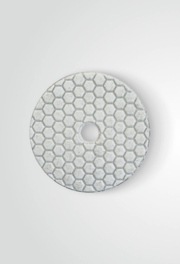 Na zdjęciu widoczny jest diamentowy dysk polerski P400, wyposażony w okrągły segment polerski i rzep, służący do końcowego wygładzania powierzchni takich jak gres, ceramika czy kamień naturalny.