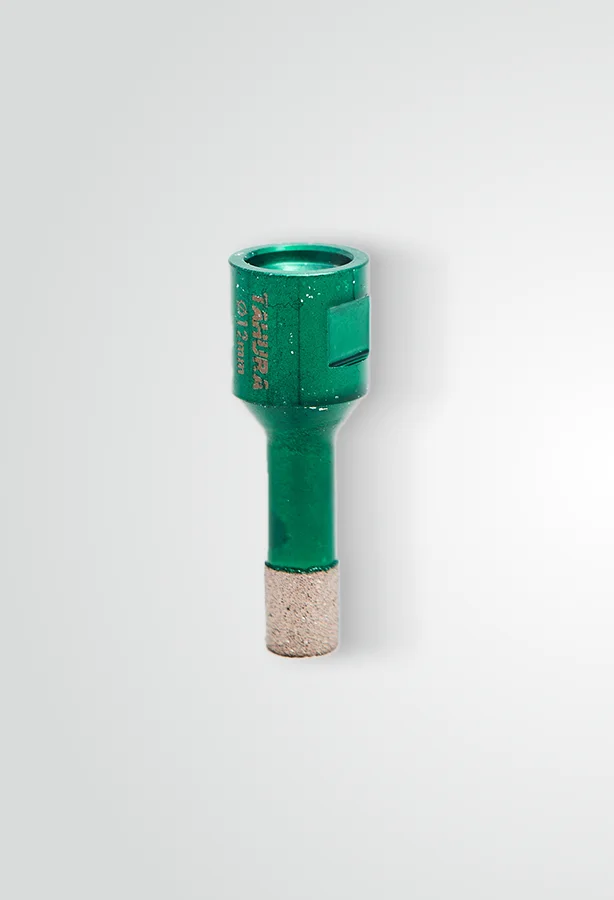 Na zdjęciu widoczna jest otwornica diamentowa do gresu 12 mm, stworzona do sprawnego i precyzyjnego wiercenia otworów w twardych materiałach, takich jak gres czy ceramika.