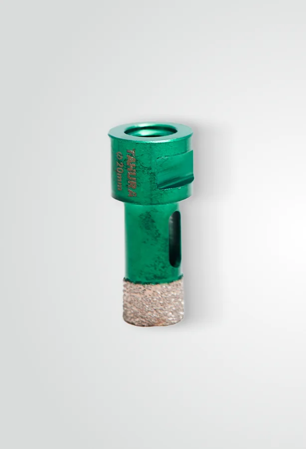 Na zdjęciu widoczna jest otwornica diamentowa do gresu 20 mm, przeznaczona do wiercenia otworów w twardych materiałach, takich jak gres i ceramika.