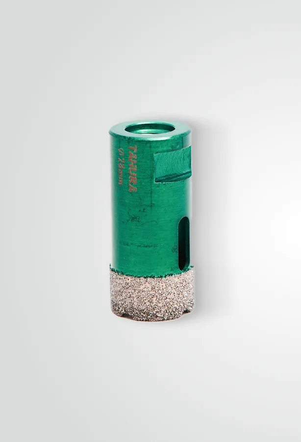 Na zdjęciu widoczna jest otwornica diamentowa do gresu 28 mm, przeznaczona do szybkiego i precyzyjnego wiercenia w gresie oraz innych twardych materiałach.