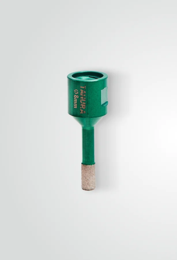 Na zdjęciu widoczna jest otwornica diamentowa do gresu 8 mm, umożliwiająca precyzyjne wiercenie otworów w gresie i innych twardych materiałach.