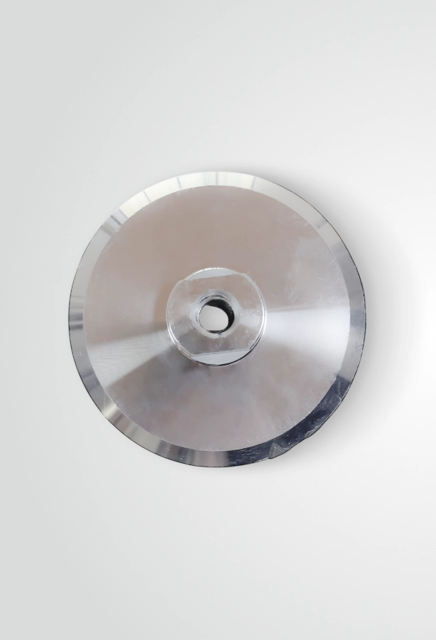 Na zdjęciu widoczny jest pad holder aluminiowy z gładką, okrągłą podstawą i centralnym gwintem, przeznaczony do mocowania tarcz polerskich przy pracy z szlifierką lub wiertarką.