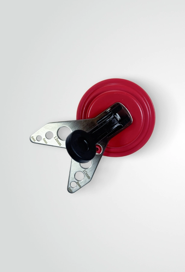 Na zdjęciu widoczny jest pozycjoner do otwornic, wyposażony w przyssawkę i prowadnicę, umożliwiający stabilne oraz precyzyjne wiercenie w twardych materiałach.